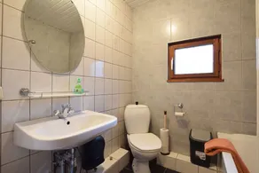 Skovhytte med damme - Image 2