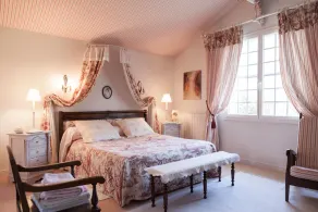 On the outskirts of St Emilion Le REFUGE DU PEINTRE is a charming house. - Image 3