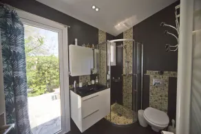 Shorefront villa offers great amenities and views giving onto the beach below - Image 3