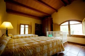 Cottage with pool near Barcelona - Image 4