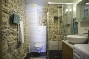 Casa de pedra com piscina para famílias - Image 4