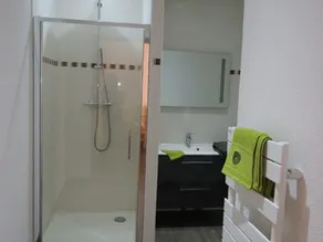 Chalet tout confort avec piscine, terrasse, et sauna privé en montagne - Image 4