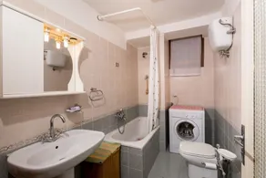 Wohnung mit Garten, Terrasse und Pool - Image 2