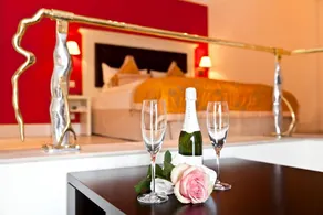 Juniorsuite mit kombiniertem Wohn-/Schlafbereich, Dusche und WC - Image 2