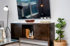 King 1BR W/ Parking, Pool & Gym - Image 2