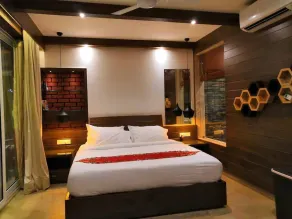 Shivers Oasis 4 boutique Luxury Room Hotel - Image 5