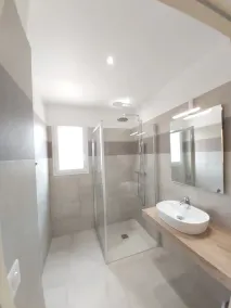 3 bedroom flat, heated pool, air conditioning, wifi, 1 min river, 7 min beach - Image 2