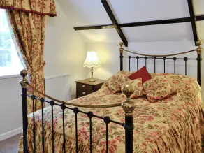2 bedroom accommodation in Bala - Image 5