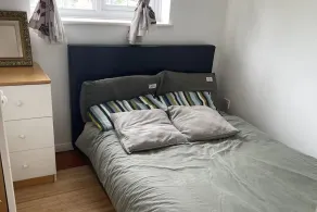3-Bed House Sleeps 4 with Free Parking - Image 5