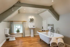 Hollins Farmhouse - Image 4