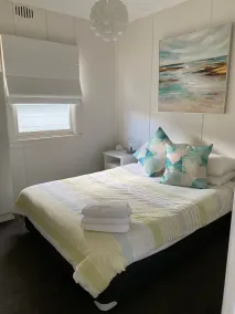 The Palm Tree Cottage - Absolute Waterfront - 5 mins to Hyams Beach - Image 3