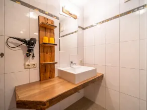 Very attractive and well cared for apartment - Image 2