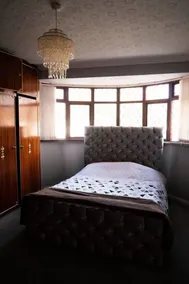 Captivating 3-bed House in Birmingham - Image 3