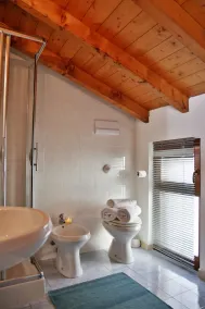 Lovely house close to the lake with panoramic lake and mountain views - Image 2