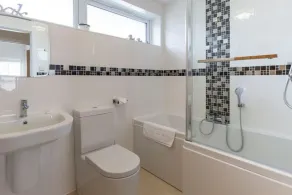 Modern, luxury bungalow - perfect for families or friends to relax! - Image 3