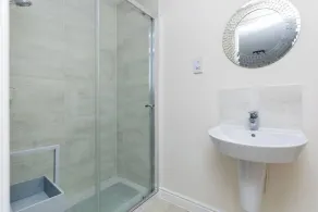 4 Bed 3.5 Bath - Free Parking | Free WiFi | 2x En-suite Bedrooms | Self Check-in - Image 4