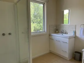 Deluxe waterfront retreat - Image 2
