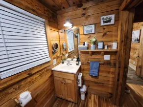 10. Spacious 1 bedroom cabin - Image 3