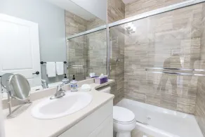 Large home  4 bed and 4 bath two separate suites home two kitchens water views - Image 5
