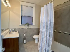 Family-Friendly, King & Queen beds, steps to Metrolink+ Off-Street Parking - Image 3