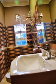 Bungalow with lush garden on the highway - Image 2