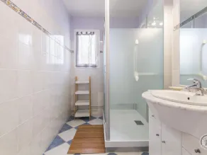 3-bedroom house, near beach, pets allowed, parking - Image 2