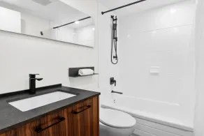 1-Bedroom Condo in Coal Harbour with Free Parking and AC - Image 3
