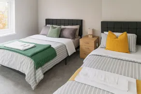 2 Bed Home - Parking Wifi Smart Tv - Image 4