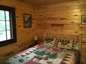 KABINE # 4 (Bär) Wunderschöne, knorrige Kiefernhütte im Wald! - Image 2