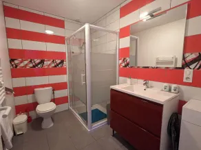 Spacieuse Chambre avec Salle d'Eau Privée à Louer dans Maison d'Hôtes Contemporaine - FR-1-591-606 - Image 4