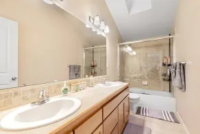 Prime Northgate Retreat near mall, I-5, Light Rail! - Image 3