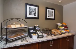 Suite 4-Mins from Airport | Fitness Center + Pool - Image 4