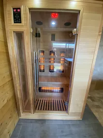 Chalet en bois moderne tout confort avec piscine chauffée jacuzzi spa et sauna - Image 3