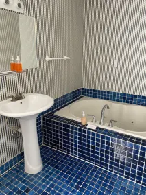 AH #34 · AH #34 Queen Suite w/Jacuzzi/SS/Fridge/Micro - Image 5