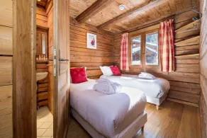 Chalet, à 200m des pistes de ski, terrasse, cheminée ou poêle à bois, parking, télévision - Image 4