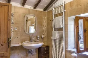 Bright & Spacious Apartment with Panoramic Roof Terrace and Swimmingpool - Image 4
