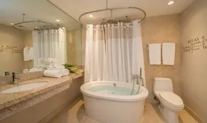 Ocean Drive 1BR Retreat with Rooftop Pool and Bar - Image 2