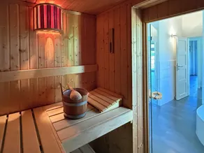 Casa per le vacanze in situazione d'acqua diretta | Sauna | Idromassaggio | Camino | Wi-Fi gratuito - Image 2