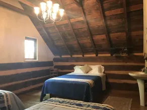 Notre 3ème Grande Année / Unique historique cabane en rondins avec plage privée, 300 pieds avant - Image 4