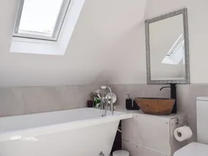 2 bedroom accommodation in Bampton - Image 3