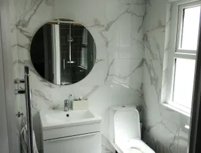 Cosy, king apartment + Free parking - Image 3
