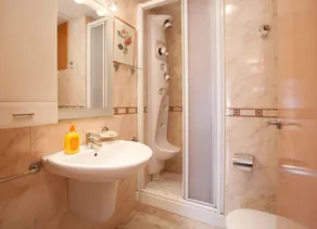 SUNNY ATTIC, 2 TERRACES, PRIVATE SOLARIUM, 3 ROOM, 2 BATHS. 3 MIN TO SUBWAY. - Image 3