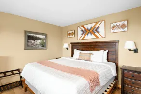 Suite with lake views next to golf course, hiking and winery! Pet friendly. - Image 4