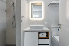 LUXURY VILLA WITH POOL IN CENTRAL FREMANTLE. KING SIZE BEDROOMS WITH ENSUITES. - Image 5