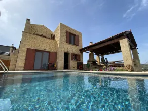 Panoramic luxury with heated infinity pool, sun deck, gym, bbq patio and garden - Image 2
