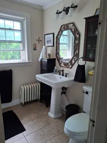 2nd Floor Apartment 5 minutes to the subway to Boston & Cambridge. - Image 4
