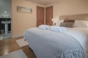 Llais Afon - 3 Bedroom Holiday Home - Fishguard - Image 5