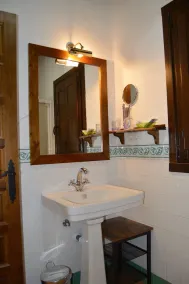 2 bedroom apartment - Image 4