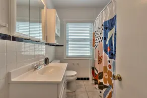 Pool home 1.5 blocks from the river & 10 mins to the beach. - Image 2