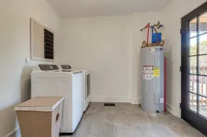 *Main&Broad* Elegant 4 bedroom Downtown w/parking - Image 3